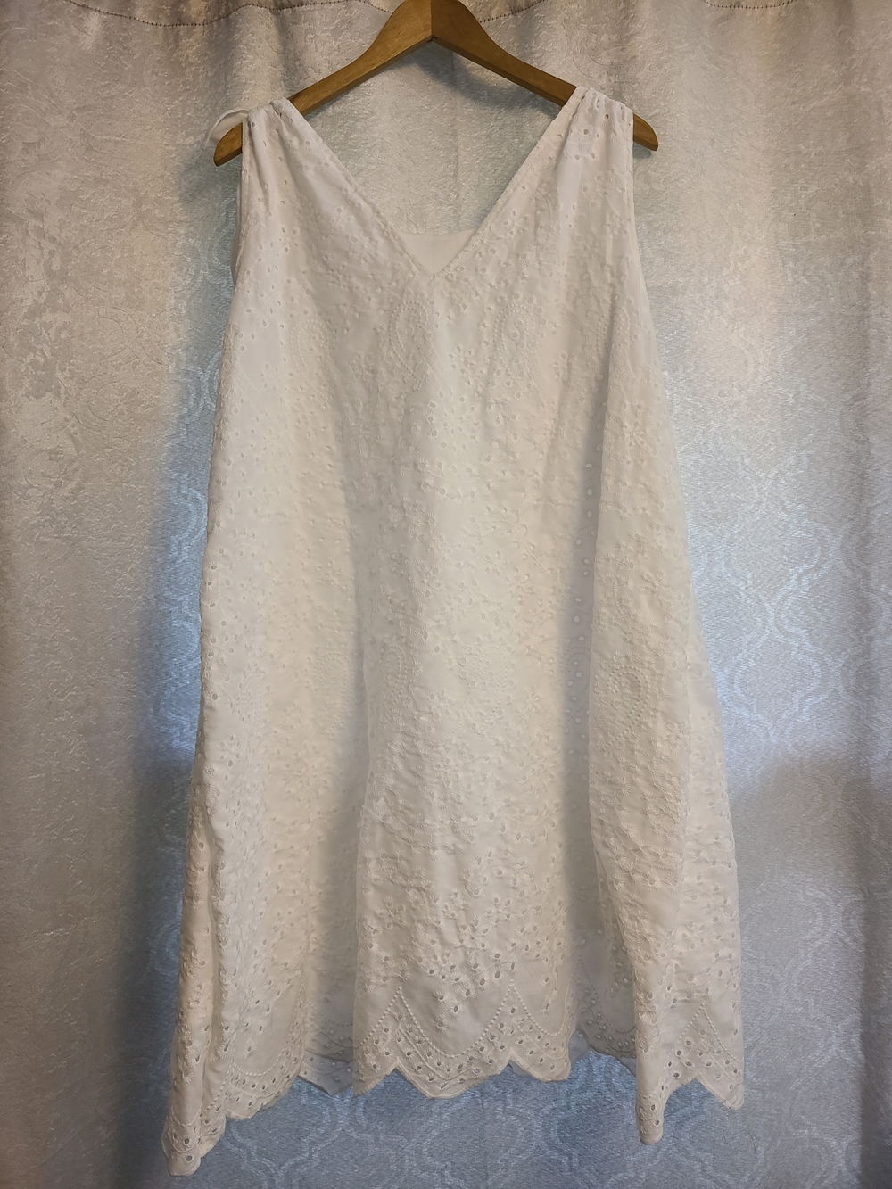 Women’s White Eyelet V-Neck Dress